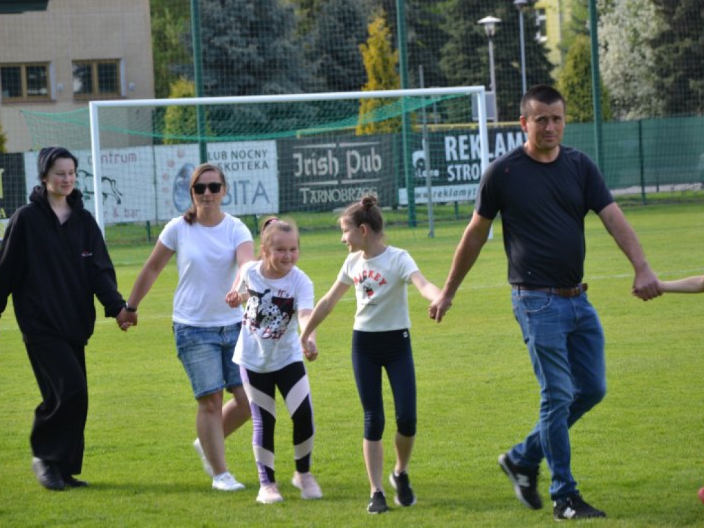 Międzynarodowy performance na stadionie w Tarnobrzegu [zdjęcia] [wideo]