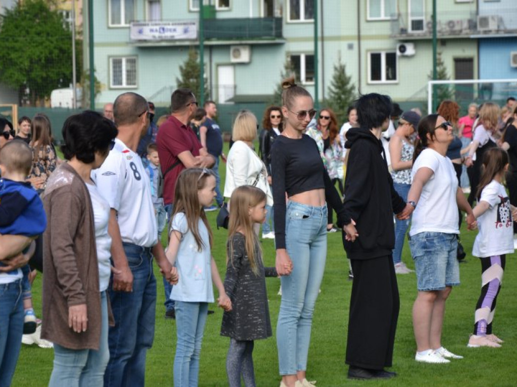Międzynarodowy performance na stadionie w Tarnobrzegu [zdjęcia] [wideo]