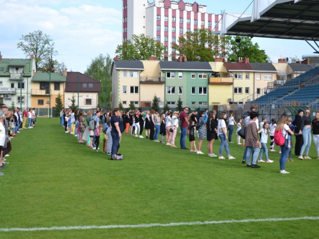 Międzynarodowy performance na stadionie w Tarnobrzegu [zdjęcia] [wideo]