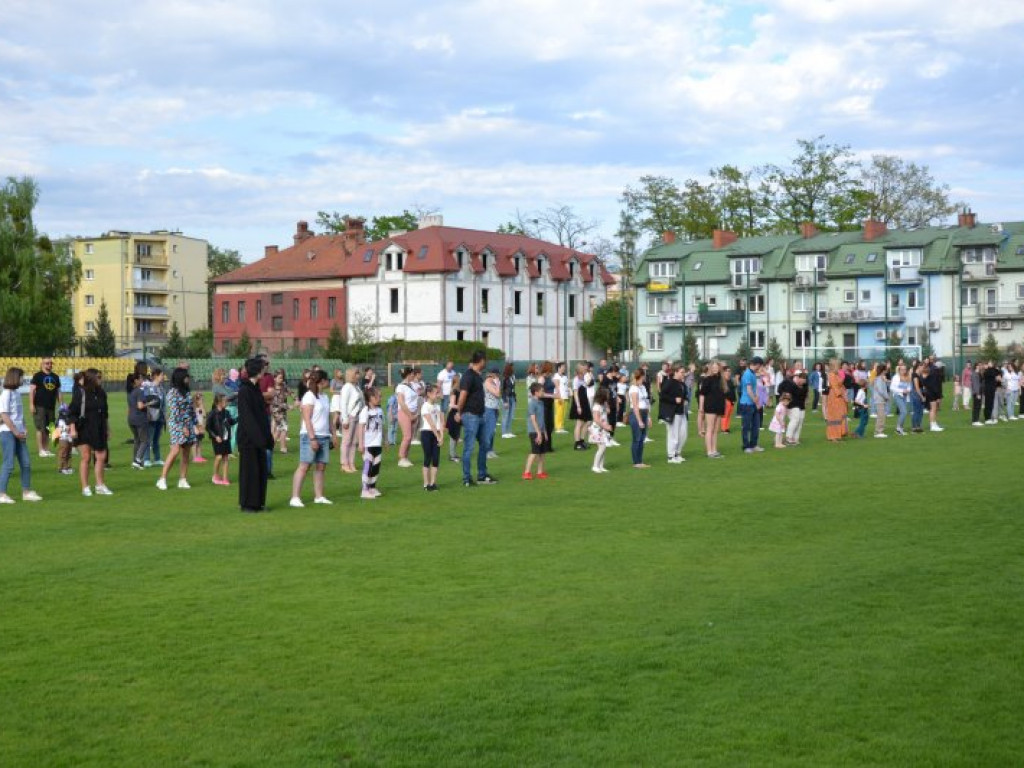 Międzynarodowy performance na stadionie w Tarnobrzegu [zdjęcia] [wideo]