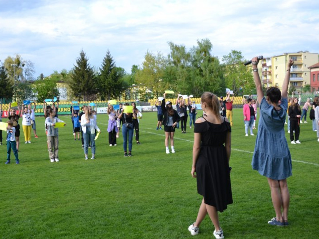Międzynarodowy performance na stadionie w Tarnobrzegu [zdjęcia] [wideo]