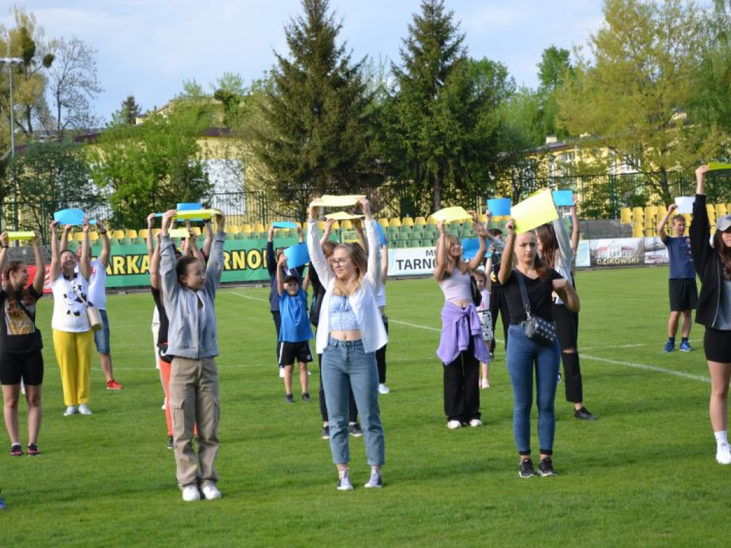 Międzynarodowy performance na stadionie w Tarnobrzegu [zdjęcia] [wideo]