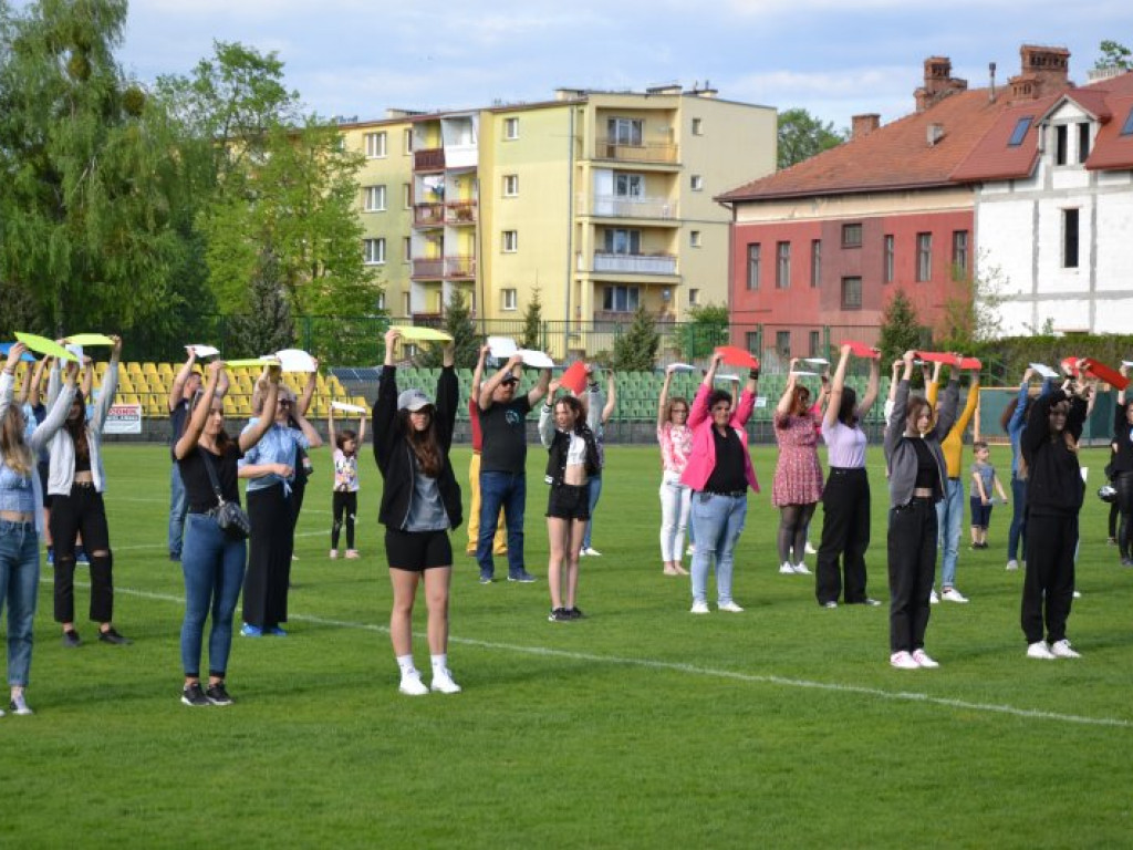 Międzynarodowy performance na stadionie w Tarnobrzegu [zdjęcia] [wideo]