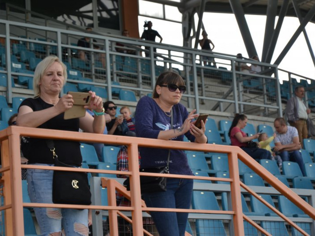 Międzynarodowy performance na stadionie w Tarnobrzegu [zdjęcia] [wideo]