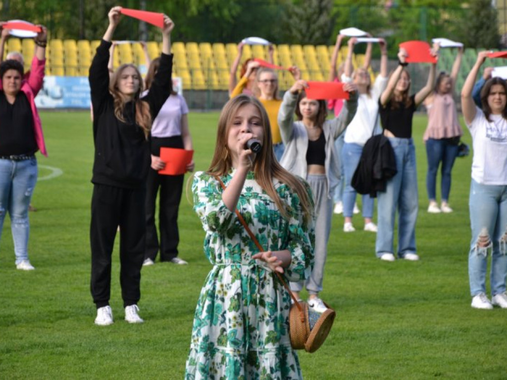 Międzynarodowy performance na stadionie w Tarnobrzegu [zdjęcia] [wideo]