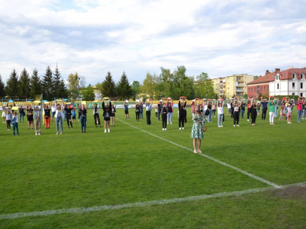 Międzynarodowy performance na stadionie w Tarnobrzegu [zdjęcia] [wideo]