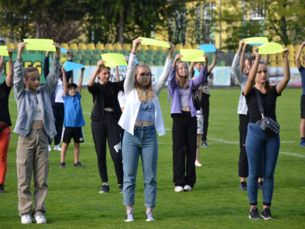 Międzynarodowy performance na stadionie w Tarnobrzegu [zdjęcia] [wideo]
