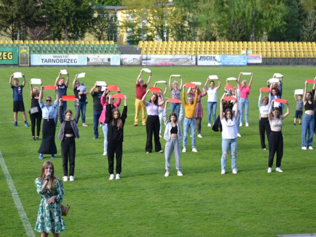 Międzynarodowy performance na stadionie w Tarnobrzegu [zdjęcia] [wideo]