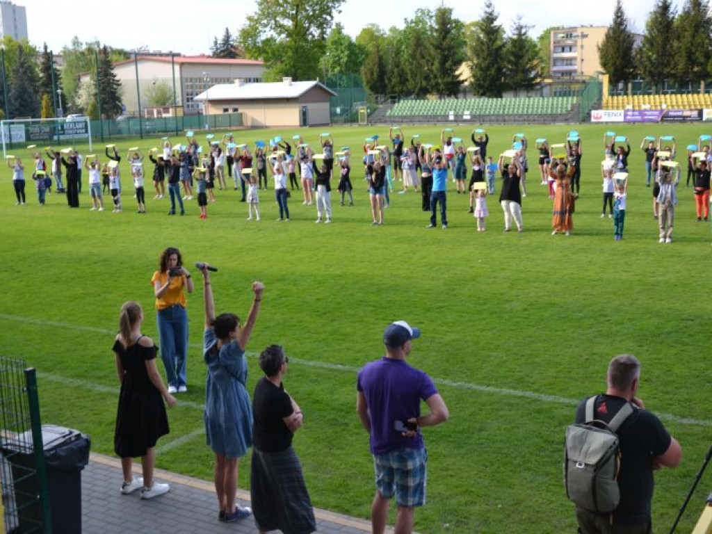 Międzynarodowy performance na stadionie w Tarnobrzegu [zdjęcia] [wideo]