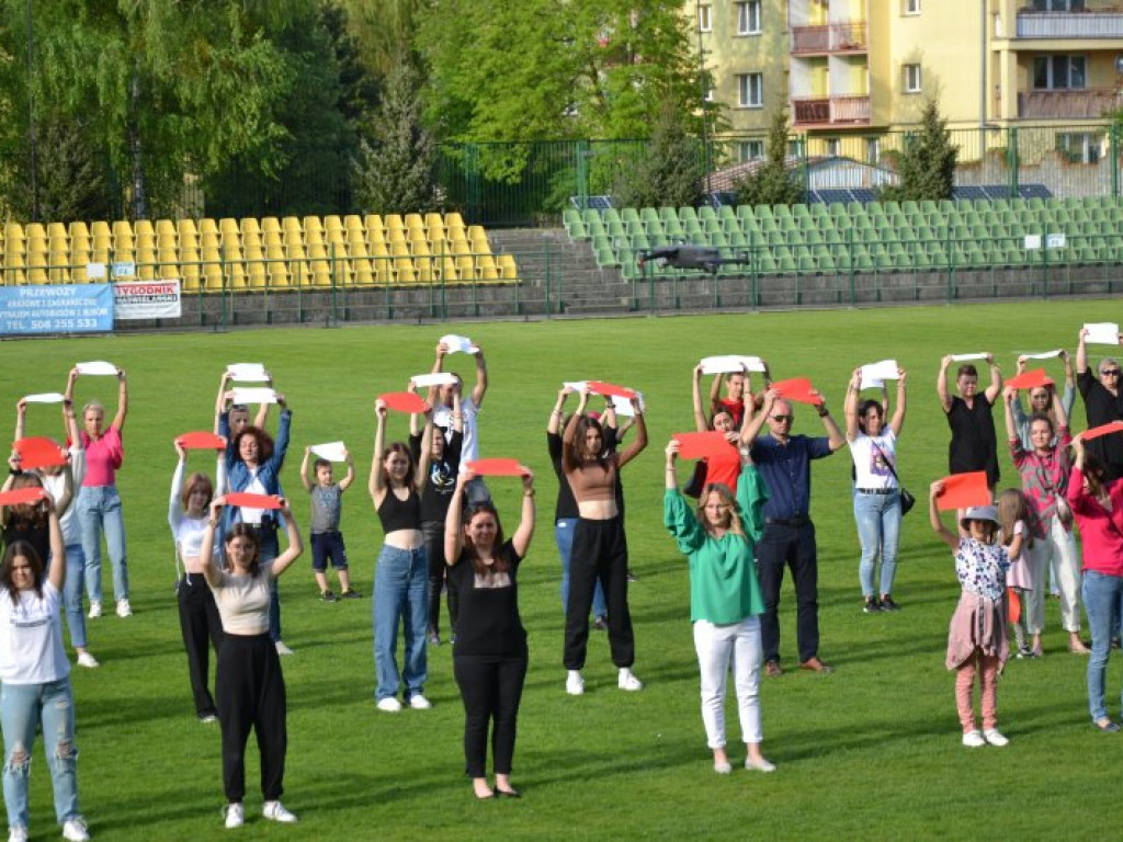 Międzynarodowy performance na stadionie w Tarnobrzegu [zdjęcia] [wideo]