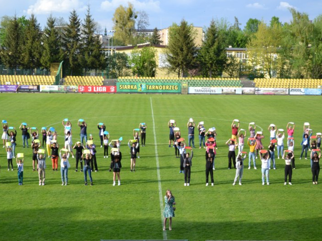 Międzynarodowy performance na stadionie w Tarnobrzegu [zdjęcia] [wideo]