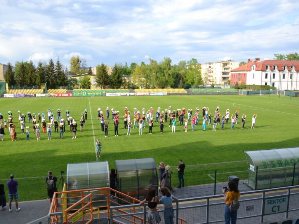 Międzynarodowy performance na stadionie w Tarnobrzegu [zdjęcia] [wideo]