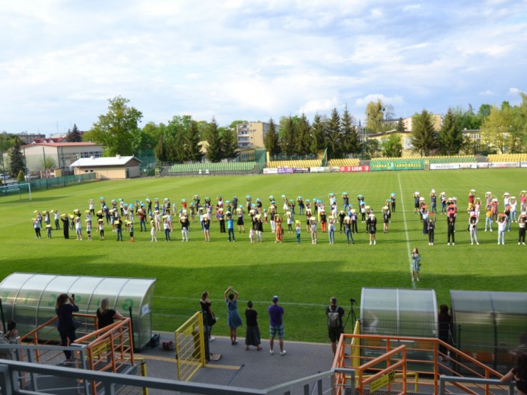Międzynarodowy performance na stadionie w Tarnobrzegu [zdjęcia] [wideo]