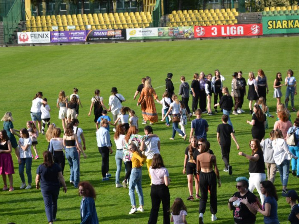 Międzynarodowy performance na stadionie w Tarnobrzegu [zdjęcia] [wideo]