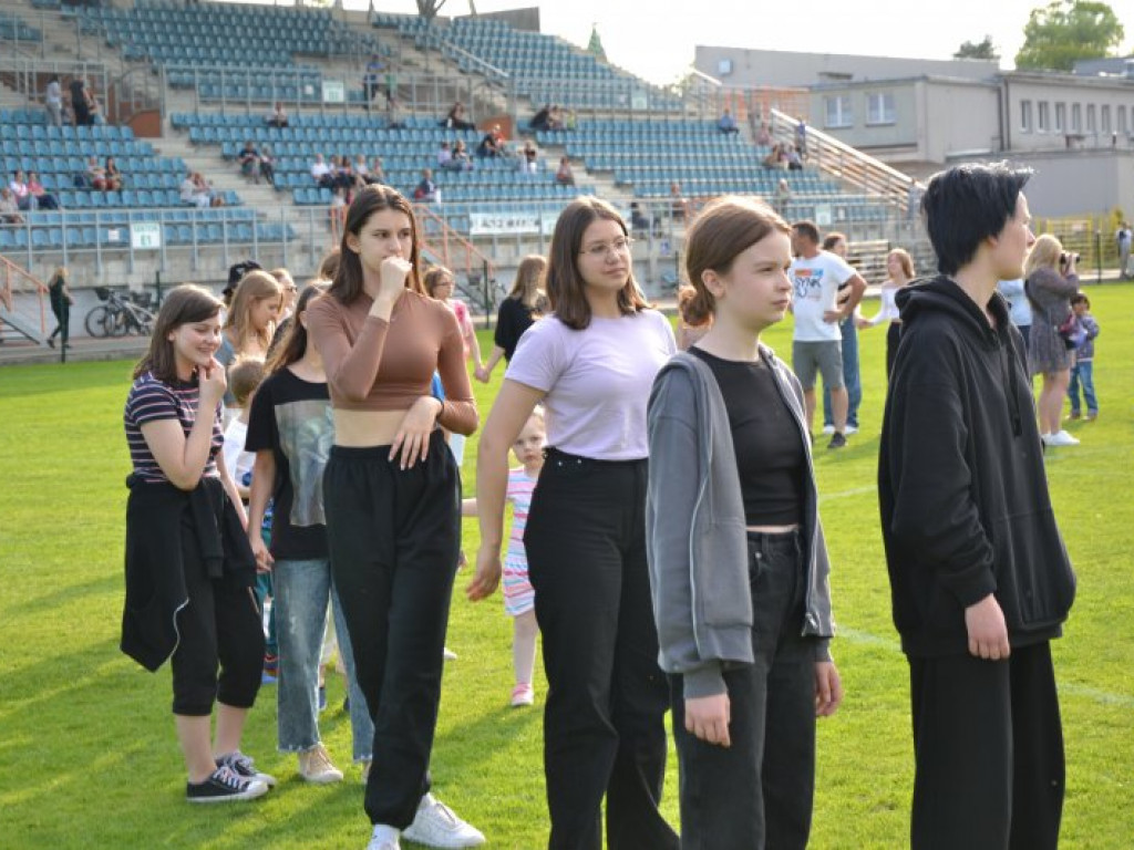 Międzynarodowy performance na stadionie w Tarnobrzegu [zdjęcia] [wideo]