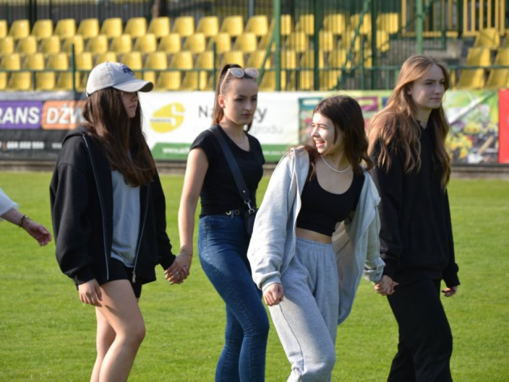 Międzynarodowy performance na stadionie w Tarnobrzegu [zdjęcia] [wideo]