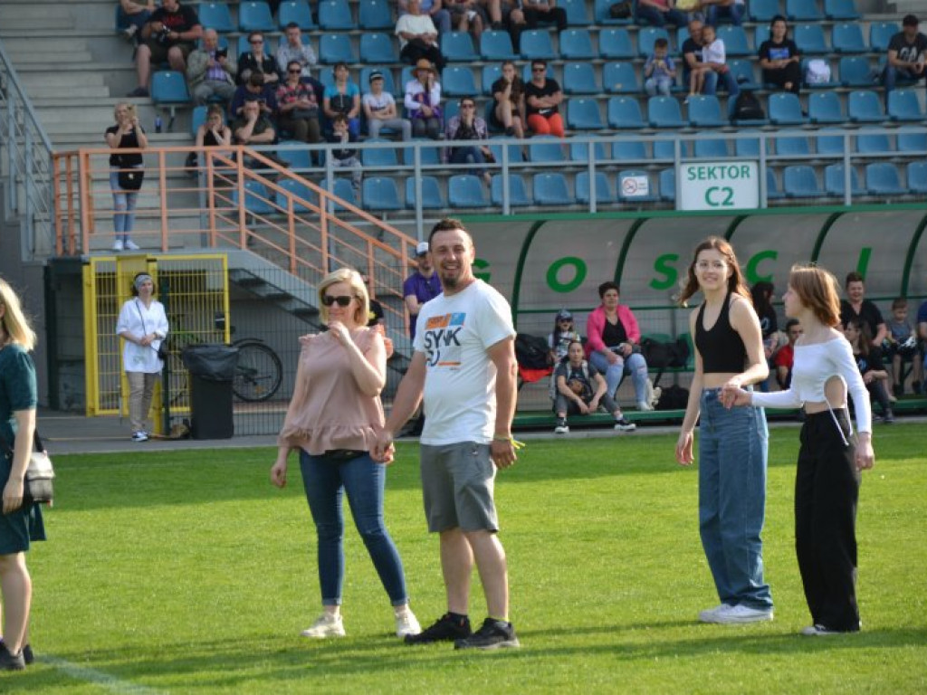 Międzynarodowy performance na stadionie w Tarnobrzegu [zdjęcia] [wideo]
