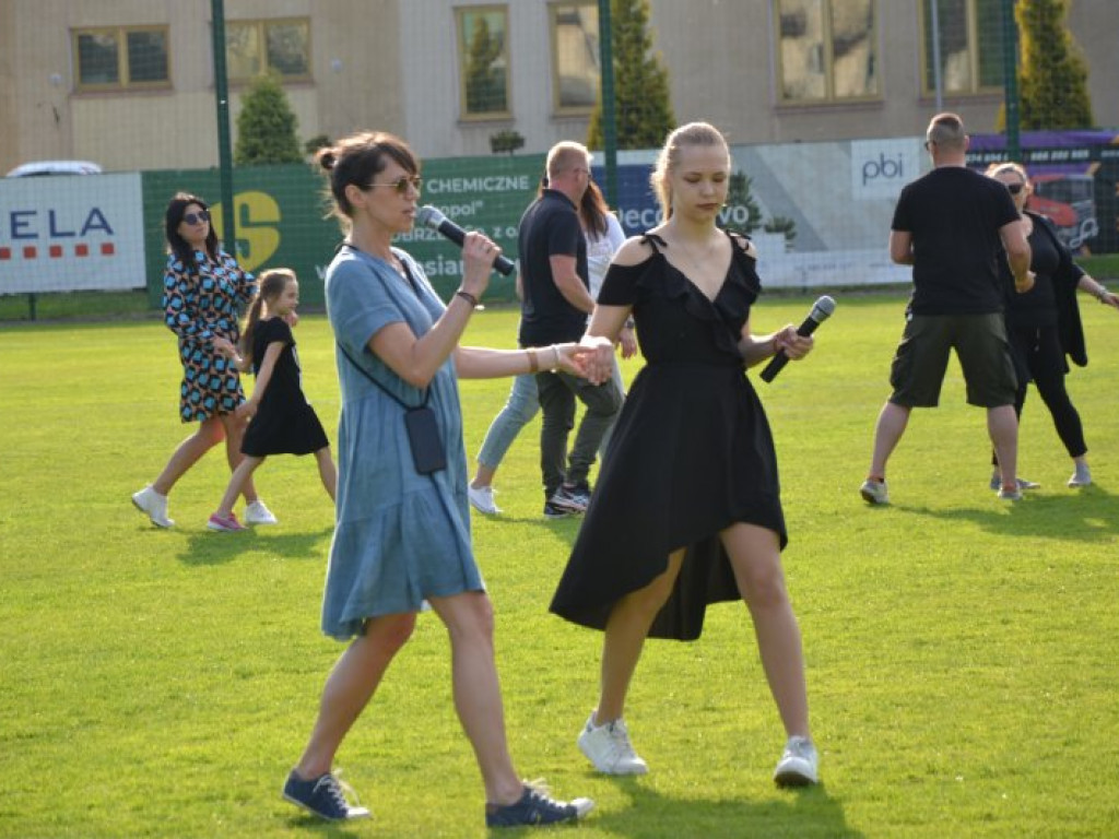 Międzynarodowy performance na stadionie w Tarnobrzegu [zdjęcia] [wideo]