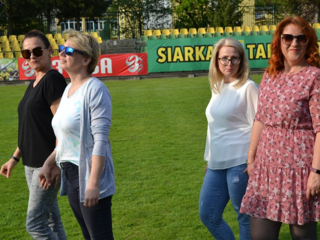 Międzynarodowy performance na stadionie w Tarnobrzegu [zdjęcia] [wideo]