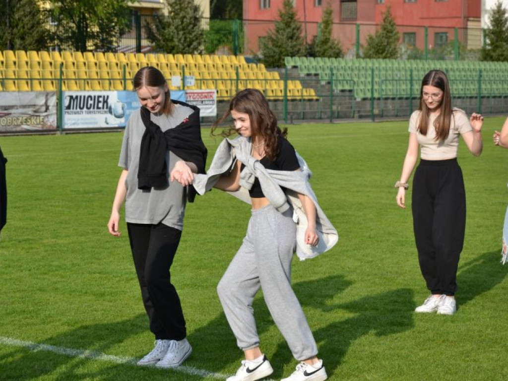 Międzynarodowy performance na stadionie w Tarnobrzegu [zdjęcia] [wideo]