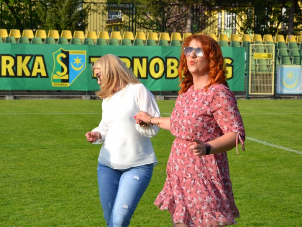 Międzynarodowy performance na stadionie w Tarnobrzegu [zdjęcia] [wideo]