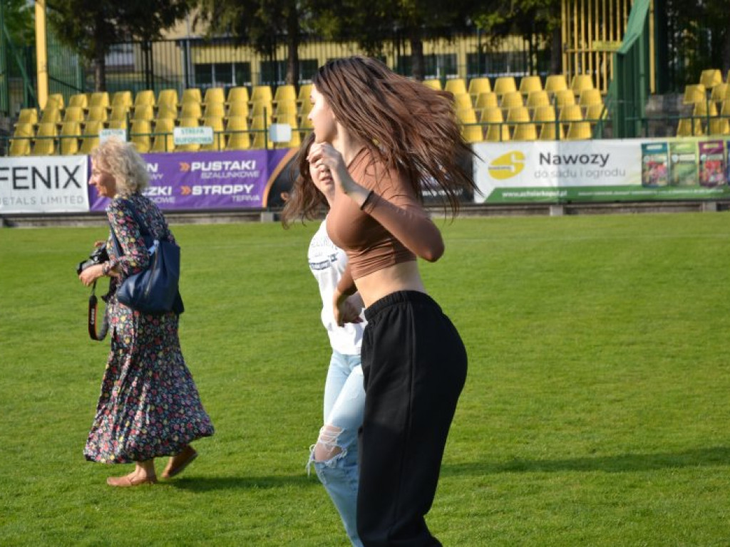 Międzynarodowy performance na stadionie w Tarnobrzegu [zdjęcia] [wideo]