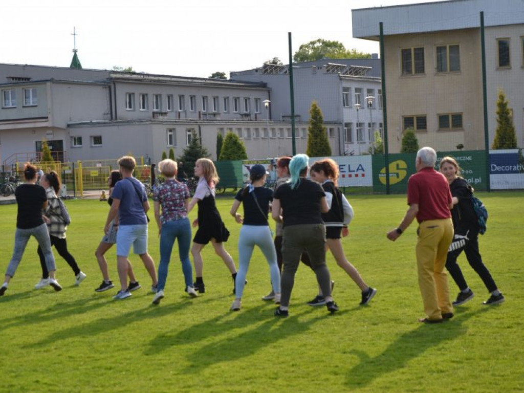 Międzynarodowy performance na stadionie w Tarnobrzegu [zdjęcia] [wideo]