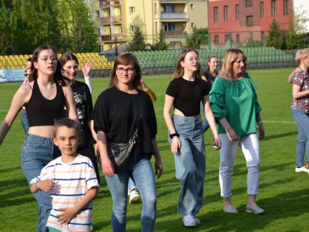 Międzynarodowy performance na stadionie w Tarnobrzegu [zdjęcia] [wideo]