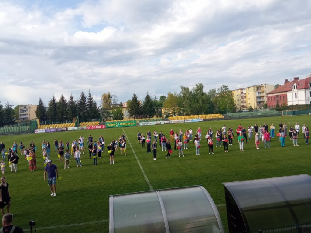 Międzynarodowy performance na stadionie w Tarnobrzegu [zdjęcia] [wideo]