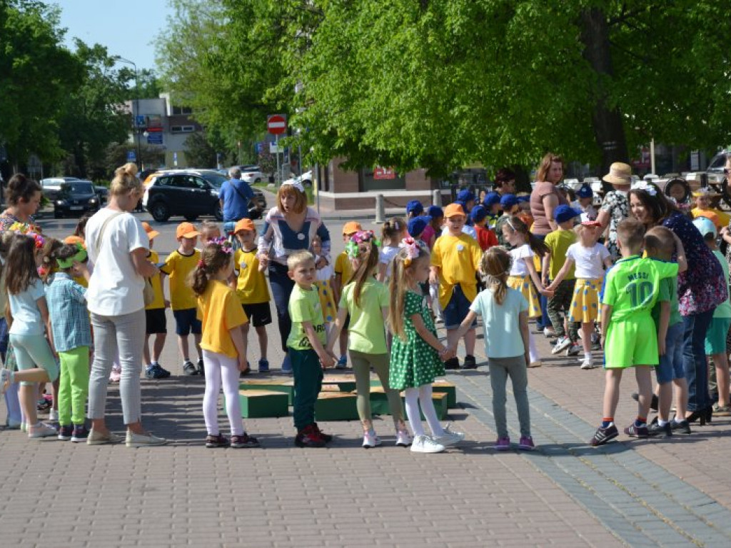 W finale bibliotecznej akcji plac Bartosza Głowackiego w Tarnobrzegu opanowały przedszkolaki [zdjęcia][wideo]