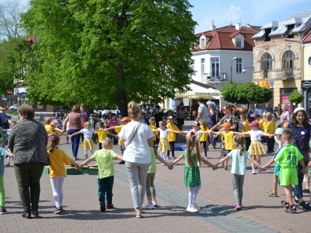 W finale bibliotecznej akcji plac Bartosza Głowackiego w Tarnobrzegu opanowały przedszkolaki [zdjęcia][wideo]