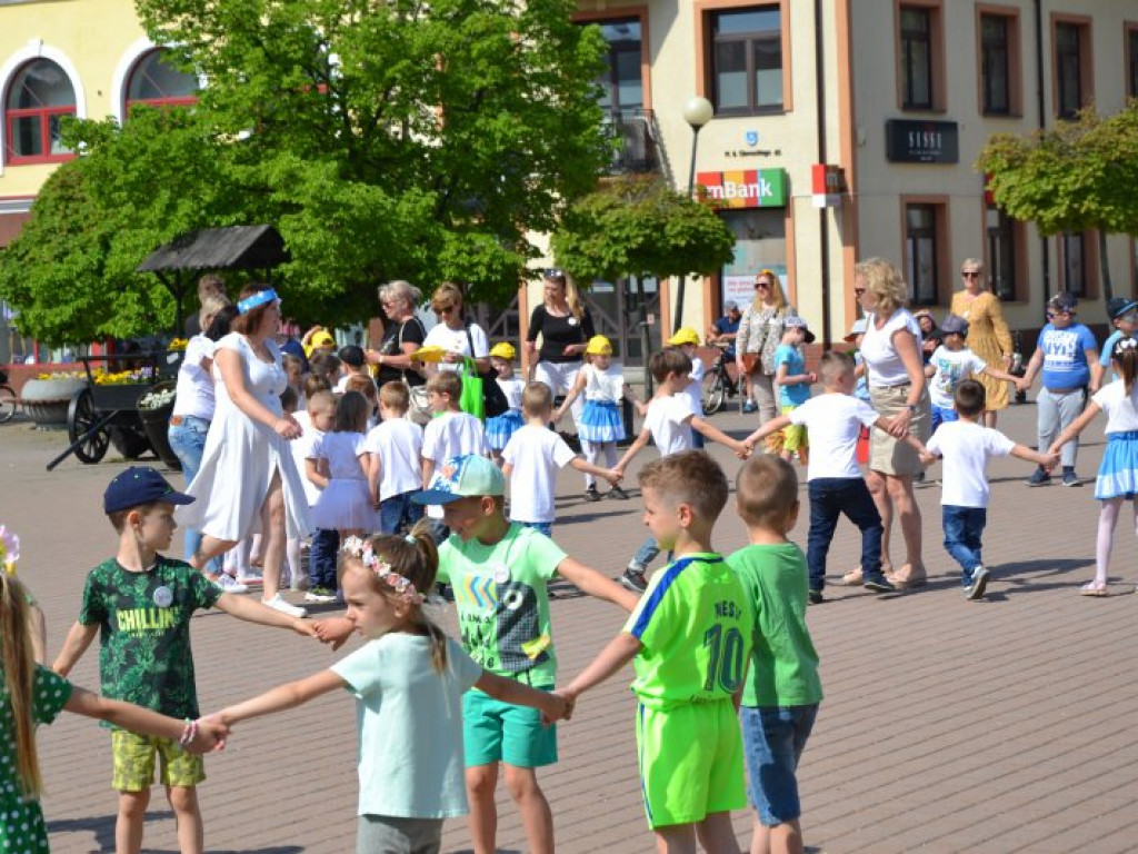 W finale bibliotecznej akcji plac Bartosza Głowackiego w Tarnobrzegu opanowały przedszkolaki [zdjęcia][wideo]