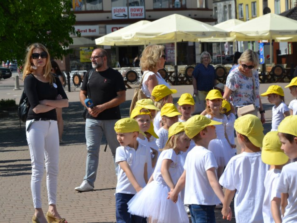 W finale bibliotecznej akcji plac Bartosza Głowackiego w Tarnobrzegu opanowały przedszkolaki [zdjęcia][wideo]