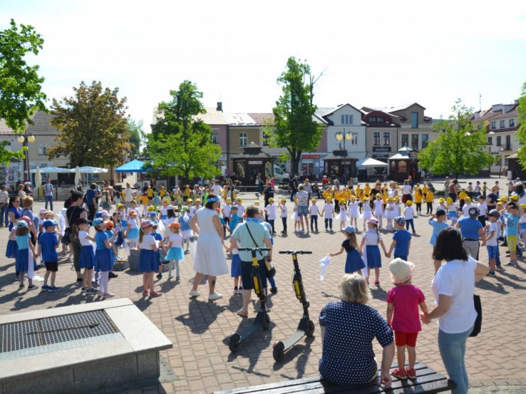 W finale bibliotecznej akcji plac Bartosza Głowackiego w Tarnobrzegu opanowały przedszkolaki [zdjęcia][wideo]