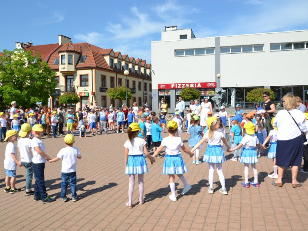 W finale bibliotecznej akcji plac Bartosza Głowackiego w Tarnobrzegu opanowały przedszkolaki [zdjęcia][wideo]