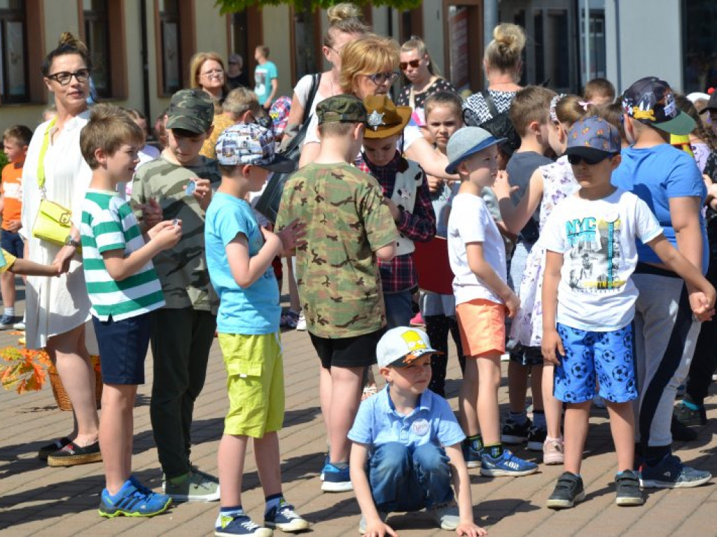 W finale bibliotecznej akcji plac Bartosza Głowackiego w Tarnobrzegu opanowały przedszkolaki [zdjęcia][wideo]