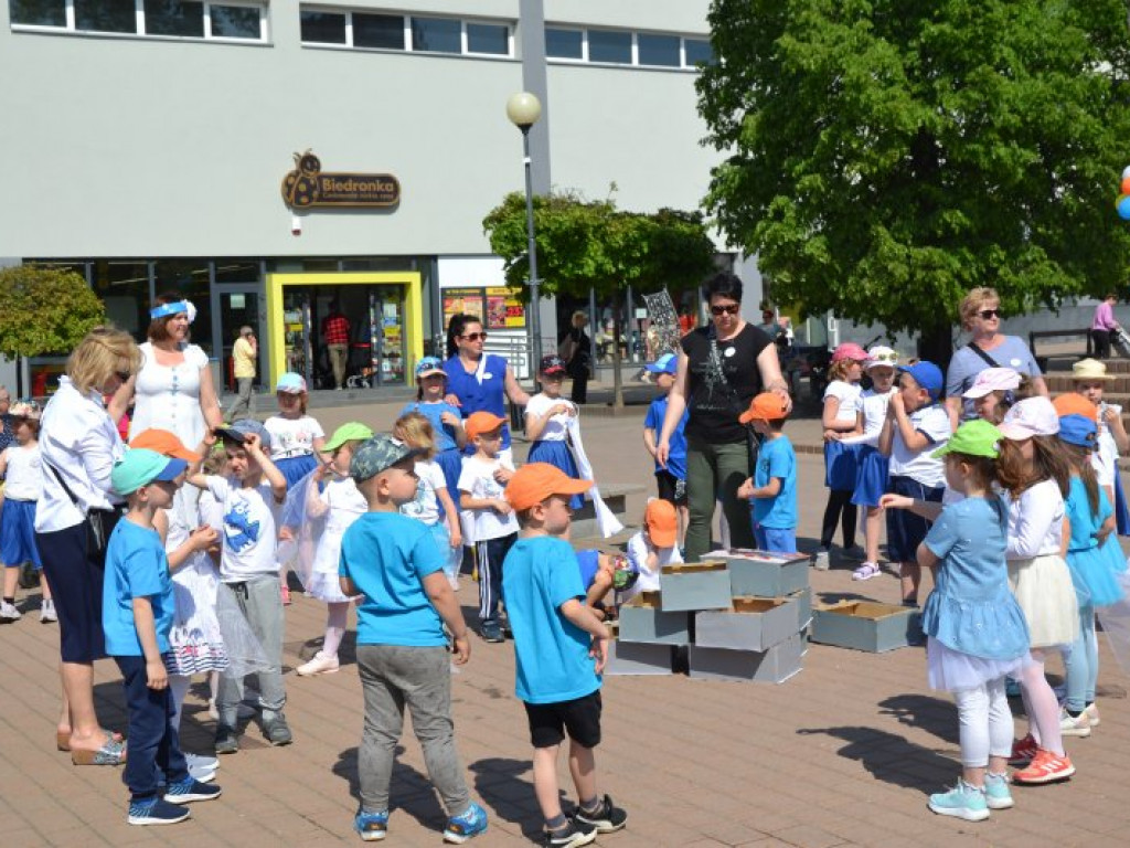 W finale bibliotecznej akcji plac Bartosza Głowackiego w Tarnobrzegu opanowały przedszkolaki [zdjęcia][wideo]