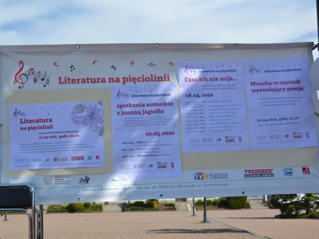 W finale bibliotecznej akcji plac Bartosza Głowackiego w Tarnobrzegu opanowały przedszkolaki [zdjęcia][wideo]