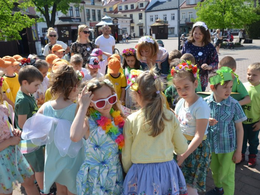 W finale bibliotecznej akcji plac Bartosza Głowackiego w Tarnobrzegu opanowały przedszkolaki [zdjęcia][wideo]