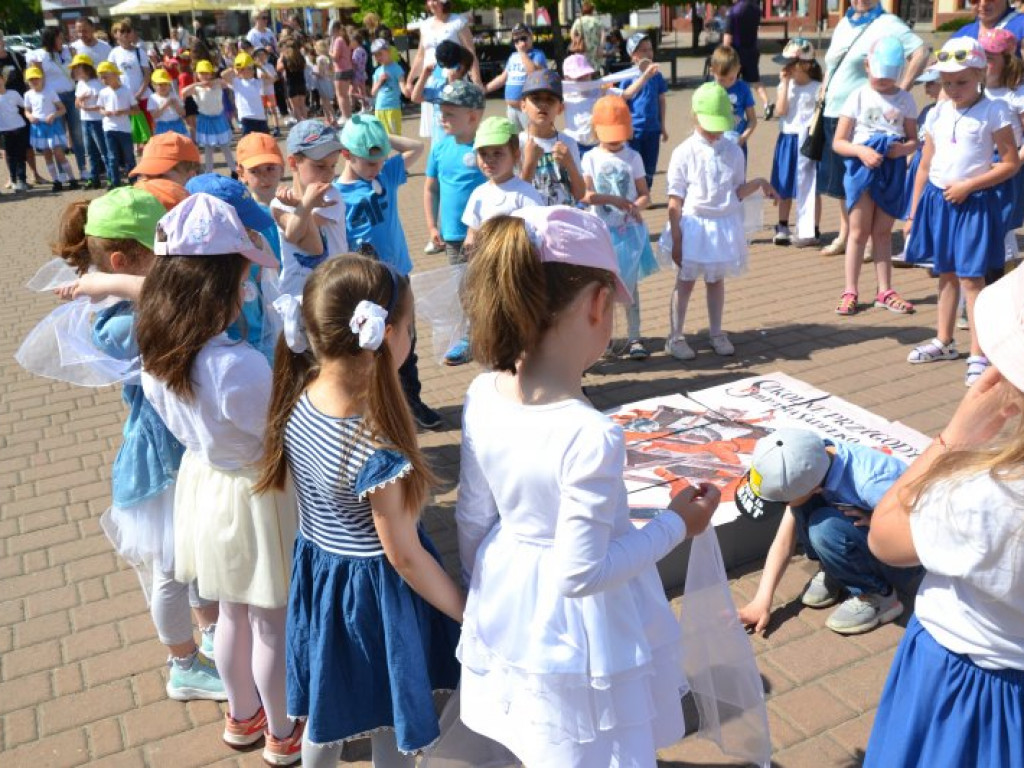 W finale bibliotecznej akcji plac Bartosza Głowackiego w Tarnobrzegu opanowały przedszkolaki [zdjęcia][wideo]
