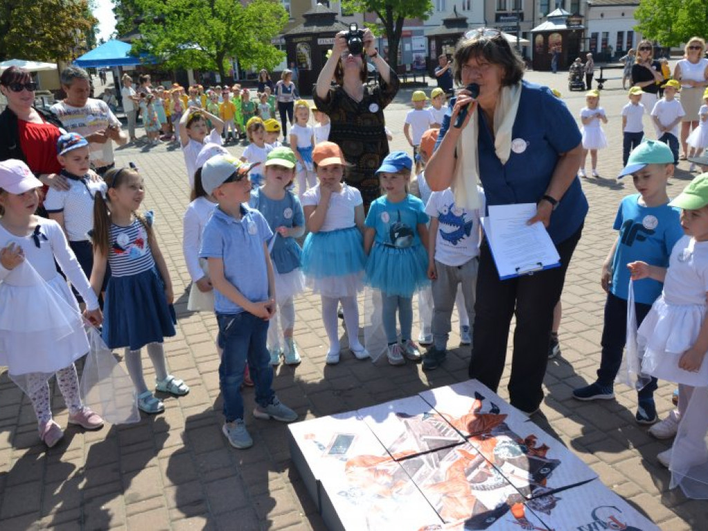 W finale bibliotecznej akcji plac Bartosza Głowackiego w Tarnobrzegu opanowały przedszkolaki [zdjęcia][wideo]