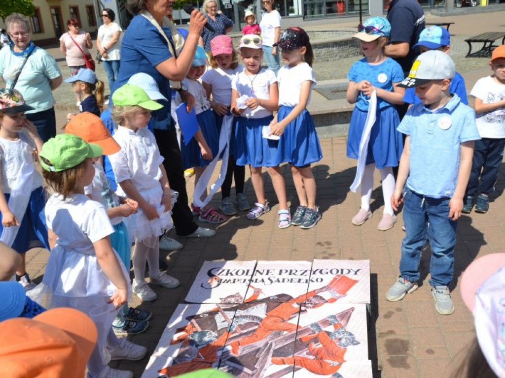 W finale bibliotecznej akcji plac Bartosza Głowackiego w Tarnobrzegu opanowały przedszkolaki [zdjęcia][wideo]
