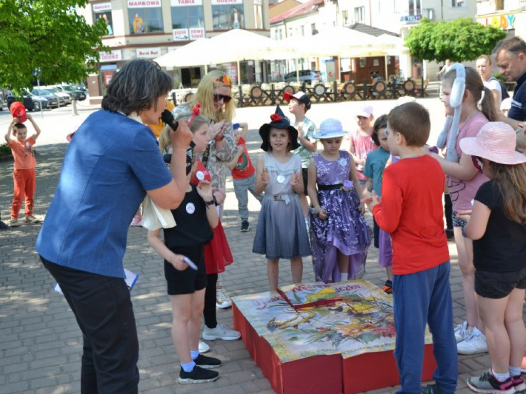 W finale bibliotecznej akcji plac Bartosza Głowackiego w Tarnobrzegu opanowały przedszkolaki [zdjęcia][wideo]
