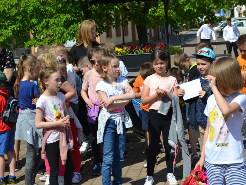 W finale bibliotecznej akcji plac Bartosza Głowackiego w Tarnobrzegu opanowały przedszkolaki [zdjęcia][wideo]