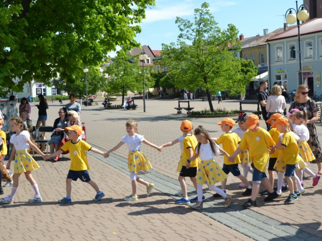 W finale bibliotecznej akcji plac Bartosza Głowackiego w Tarnobrzegu opanowały przedszkolaki [zdjęcia][wideo]