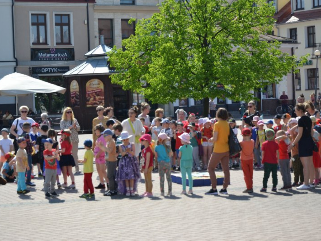 W finale bibliotecznej akcji plac Bartosza Głowackiego w Tarnobrzegu opanowały przedszkolaki [zdjęcia][wideo]