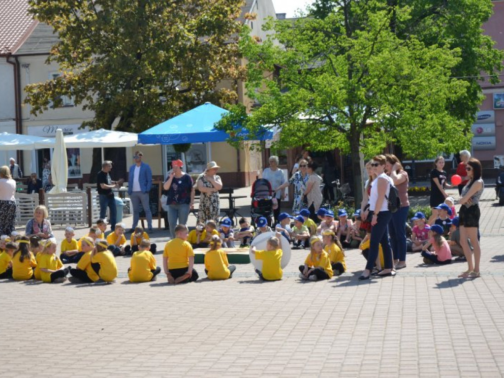 W finale bibliotecznej akcji plac Bartosza Głowackiego w Tarnobrzegu opanowały przedszkolaki [zdjęcia][wideo]