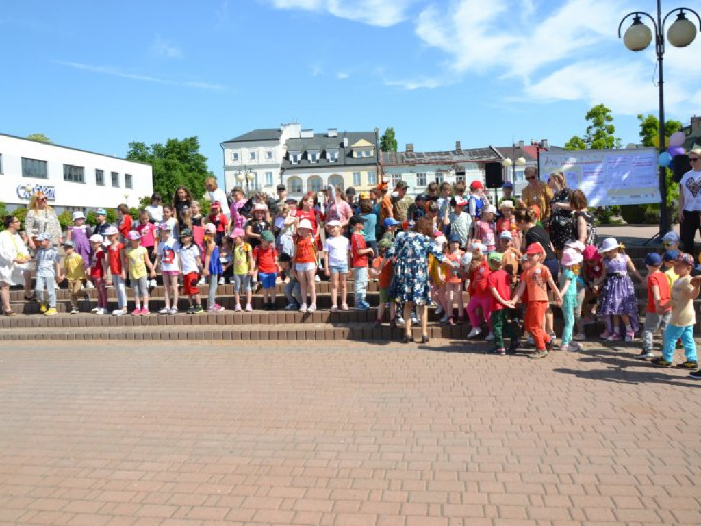 W finale bibliotecznej akcji plac Bartosza Głowackiego w Tarnobrzegu opanowały przedszkolaki [zdjęcia][wideo]