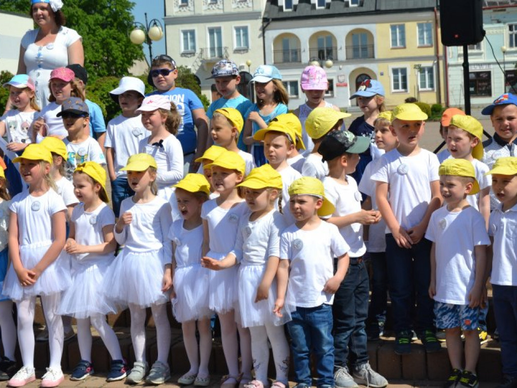 W finale bibliotecznej akcji plac Bartosza Głowackiego w Tarnobrzegu opanowały przedszkolaki [zdjęcia][wideo]