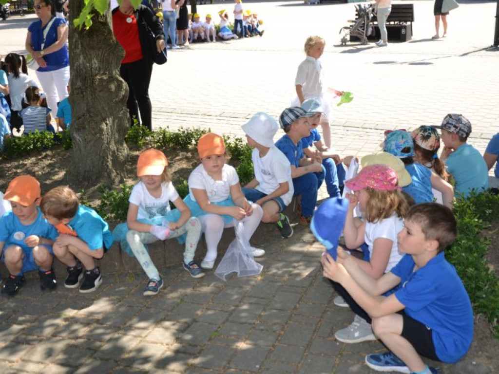 W finale bibliotecznej akcji plac Bartosza Głowackiego w Tarnobrzegu opanowały przedszkolaki [zdjęcia][wideo]